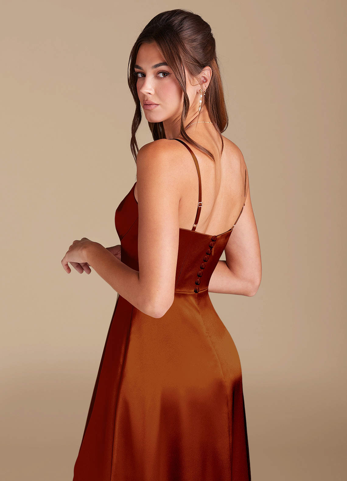 Azazie Halsey Robes de demoiselle d'honneur Robe Trapèze en Satiné métallisé Fente Latérale Auburn image1