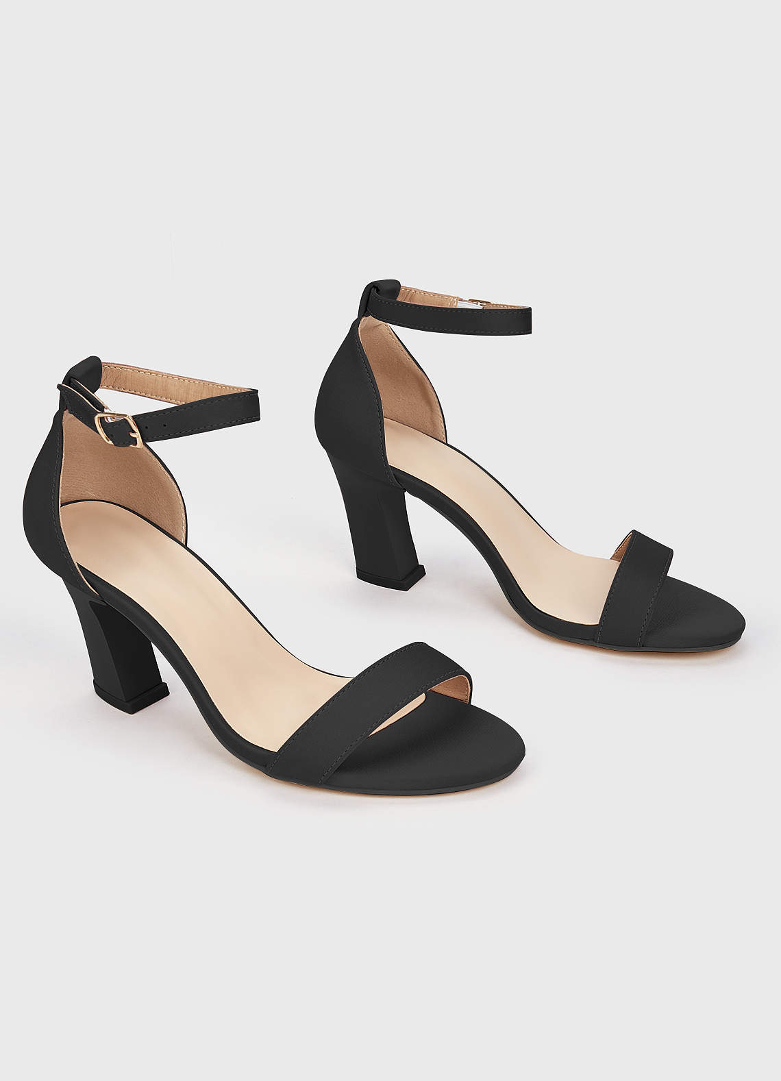 front Farblich passende Sandalen aus Stretch-Satin mit einem Riemen und Schnalle und klobigem Absatz