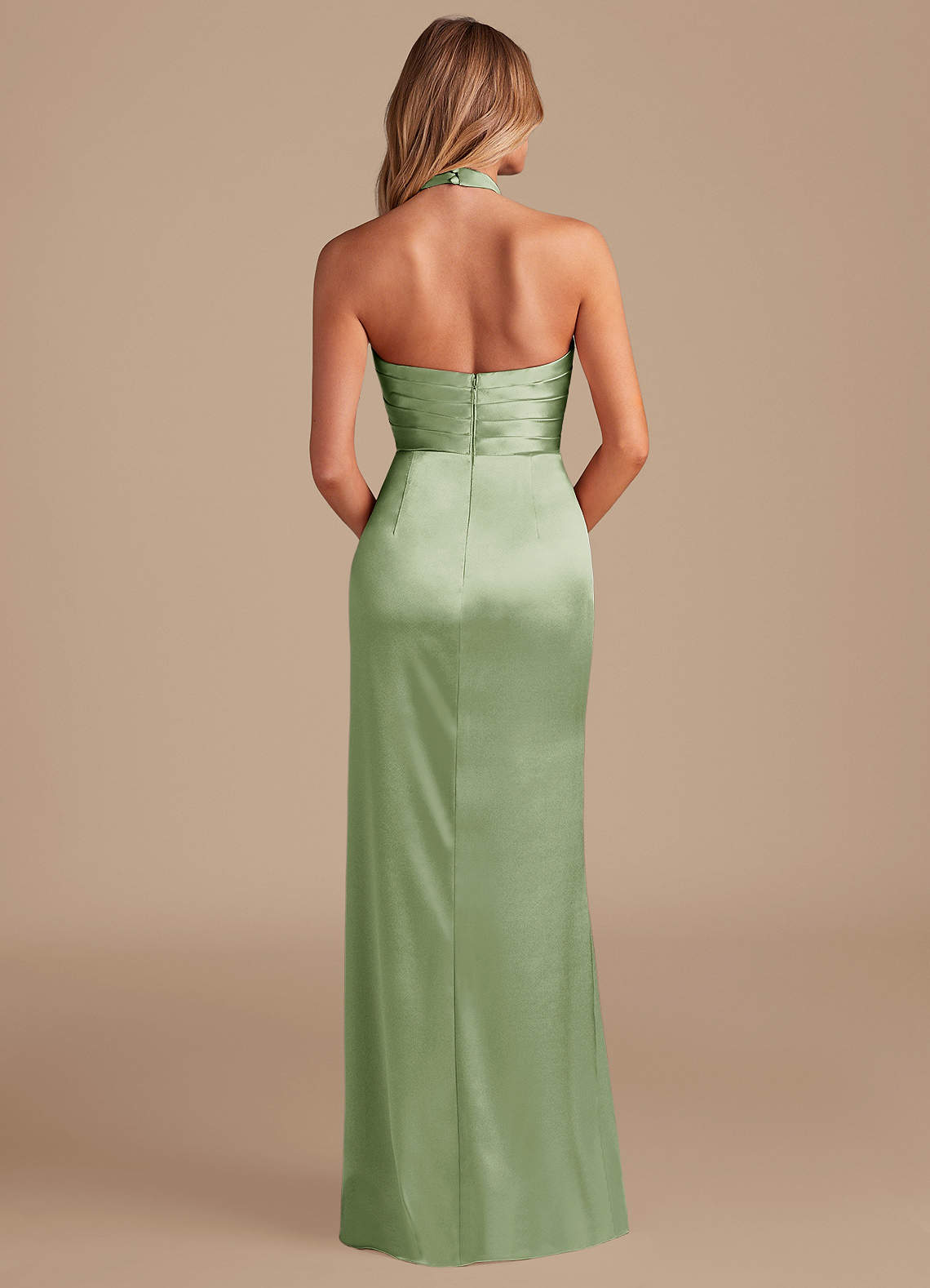 Azazie Jemma Essayer des robes à la maison Robe Fourreau en Satiné métallisé Plissée Bleu Poussiéreux image6