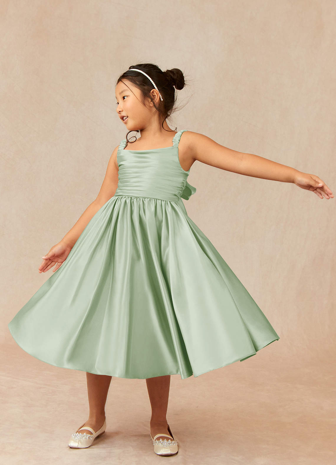 Azazie Cutie Pie Blumenmädchenkleider A-Linie Plissee Matte Satin Kleid Staubiger Salbeigrün image2