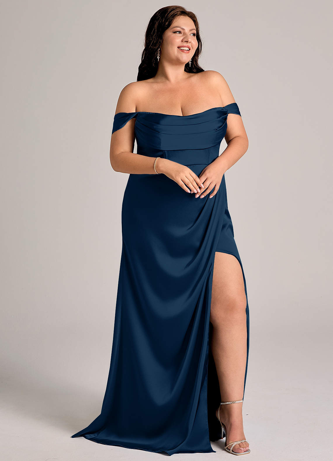 Azazie Johana Jurken voor bruidsmeisjes Converteerbaar Jurk van Stretch Satijn met Zeemeermin Off the Shoulder Donkere Marine image10