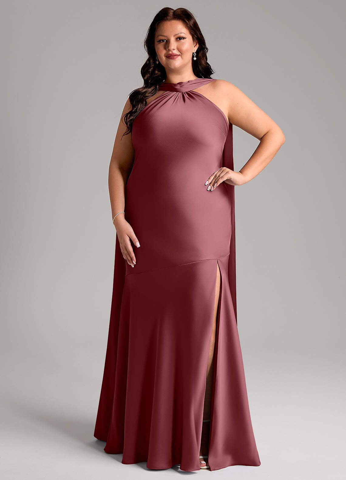 Azazie Kinsley Robes de demoiselle d'honneur Robe Sirène en Satin extensible Fente Latérale Rose Du Désert image1