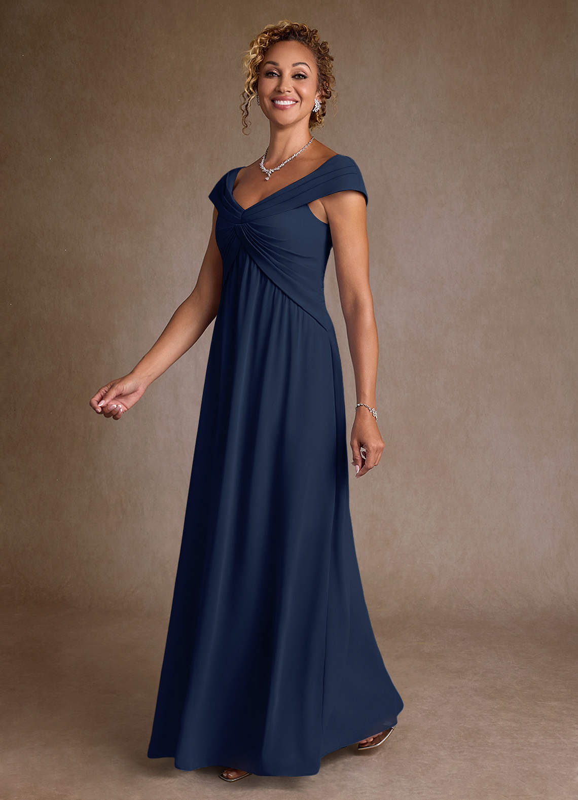 Azazie Myrtle Mère de la mariée Robes Robe Trapèze en Mousseline de soie Plissée Bleu Marine Foncé image3