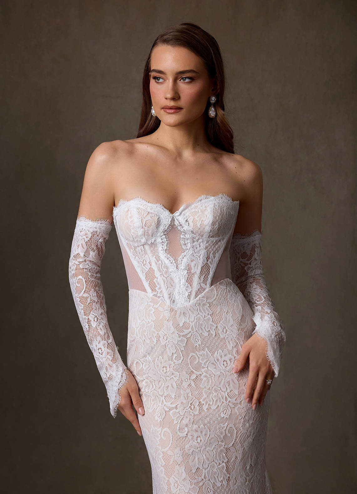 front Luvas de noiva com renda floral e decote ombro a ombro