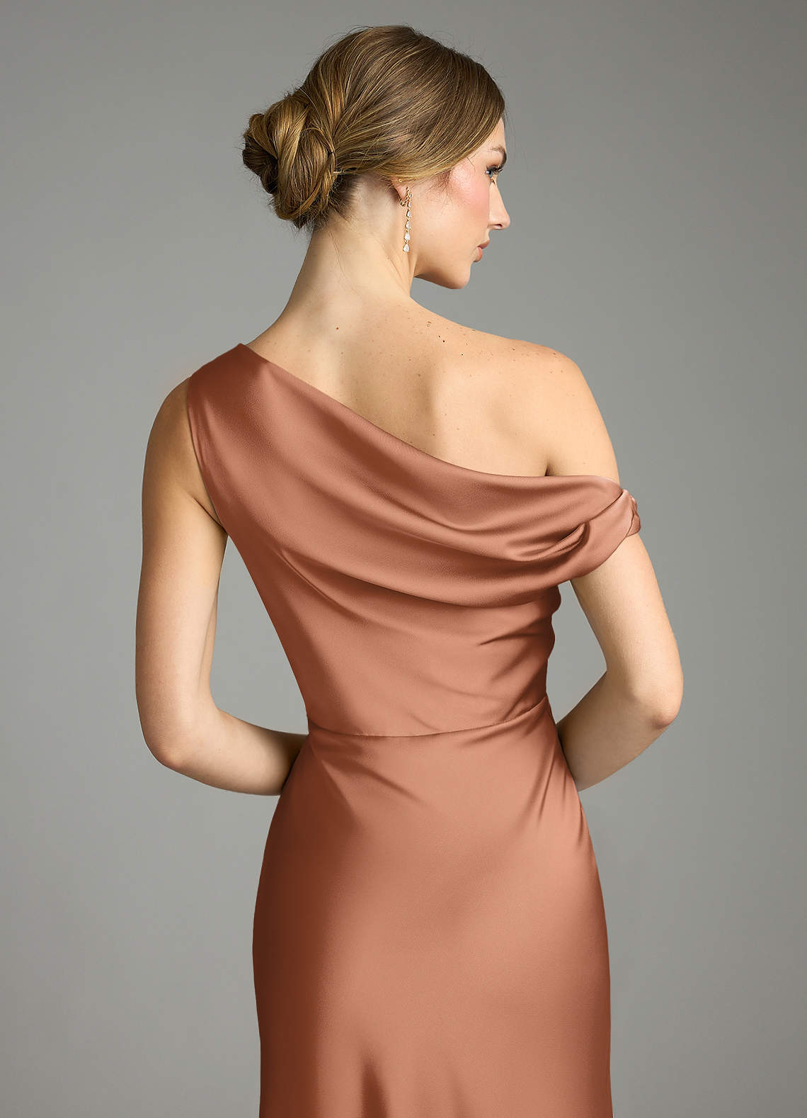 Azazie Emerson Jurken voor bruidsmeisjes Jurk van Stretch Satijn met Zeemeermin Off-shoulder Bronzeertint image6