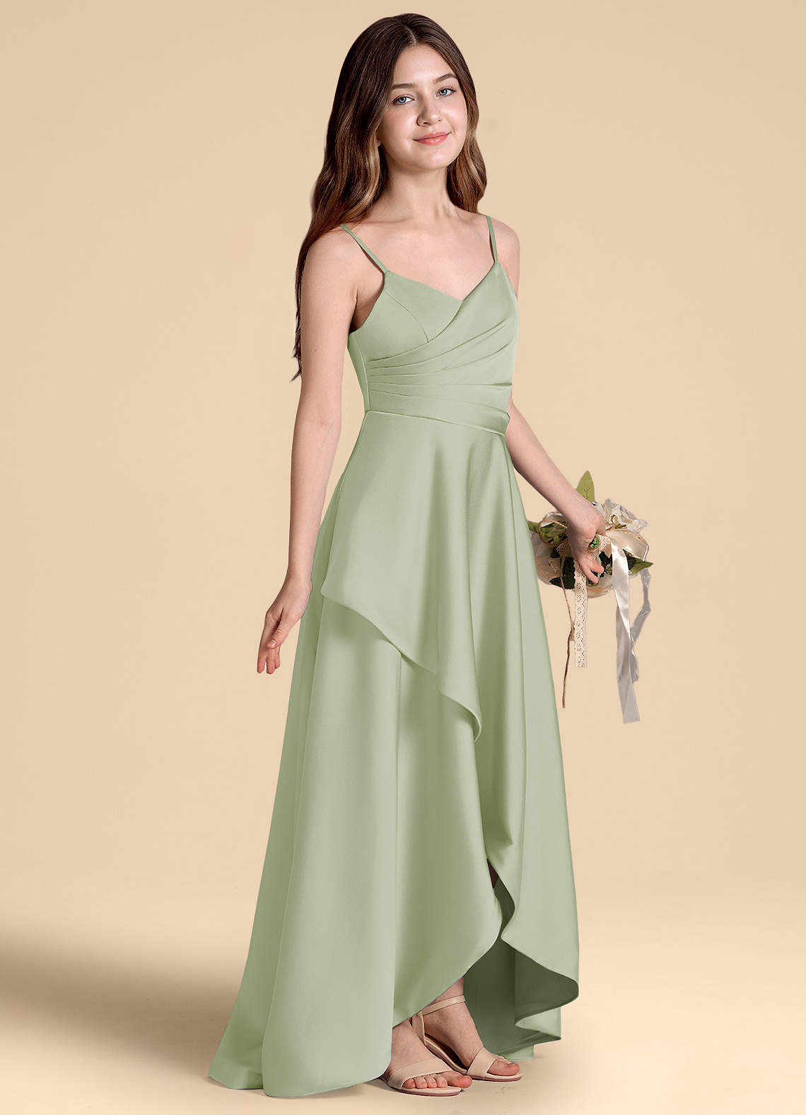 Azazie Prisha Junior Robe Trapèze en Satin extensible Plissée Vert Sauge image1