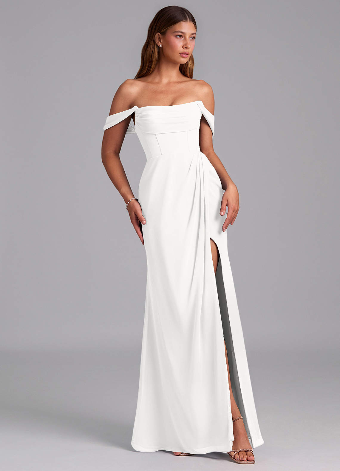 Azazie Johana Robes de demoiselle d'honneur Robe Sirène Convertible en Mousseline de soie Épaule décolletée Blanc image5