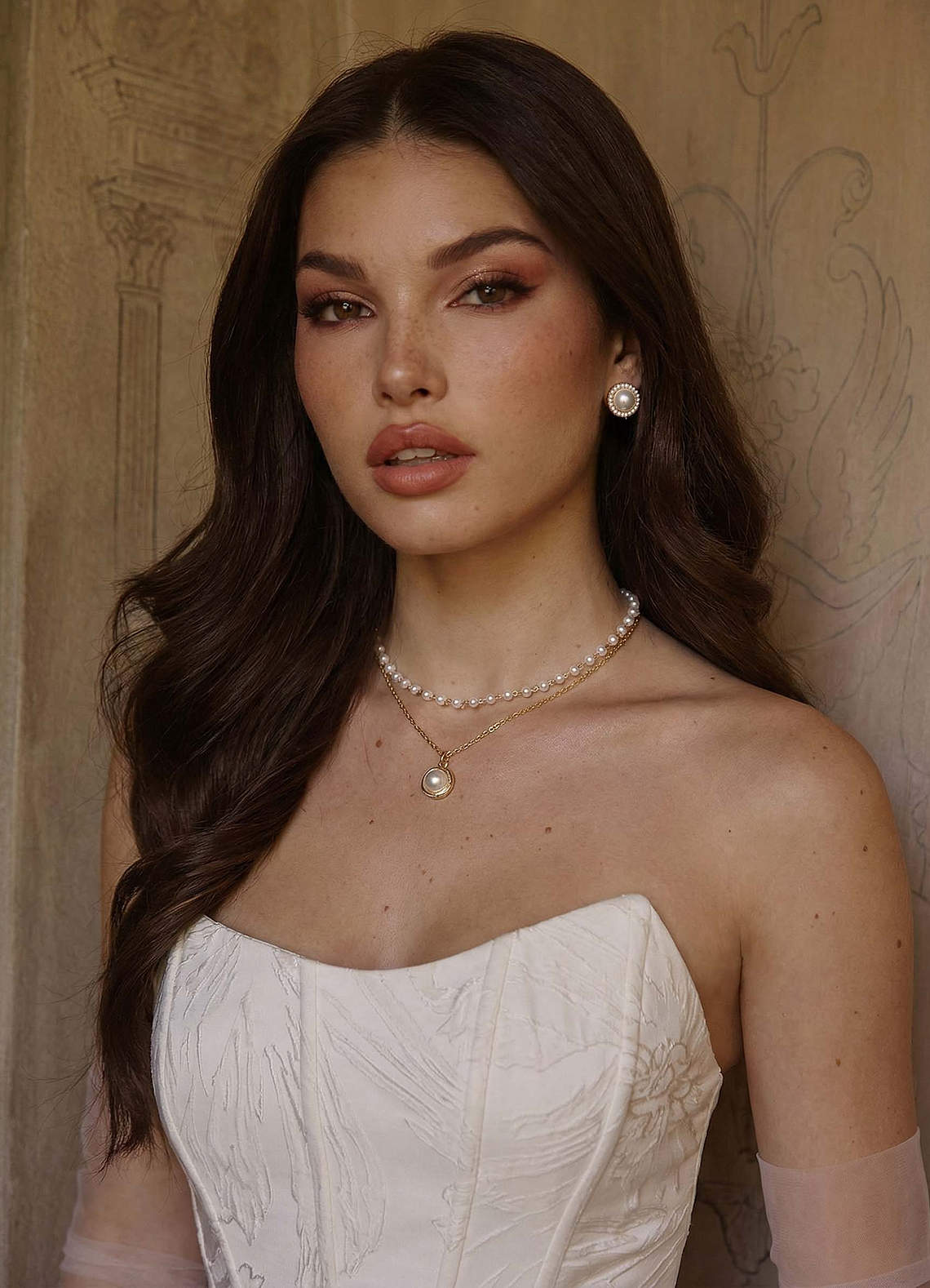 front Uroczy i szykowny złoty naszyjnik z podwójną perłą