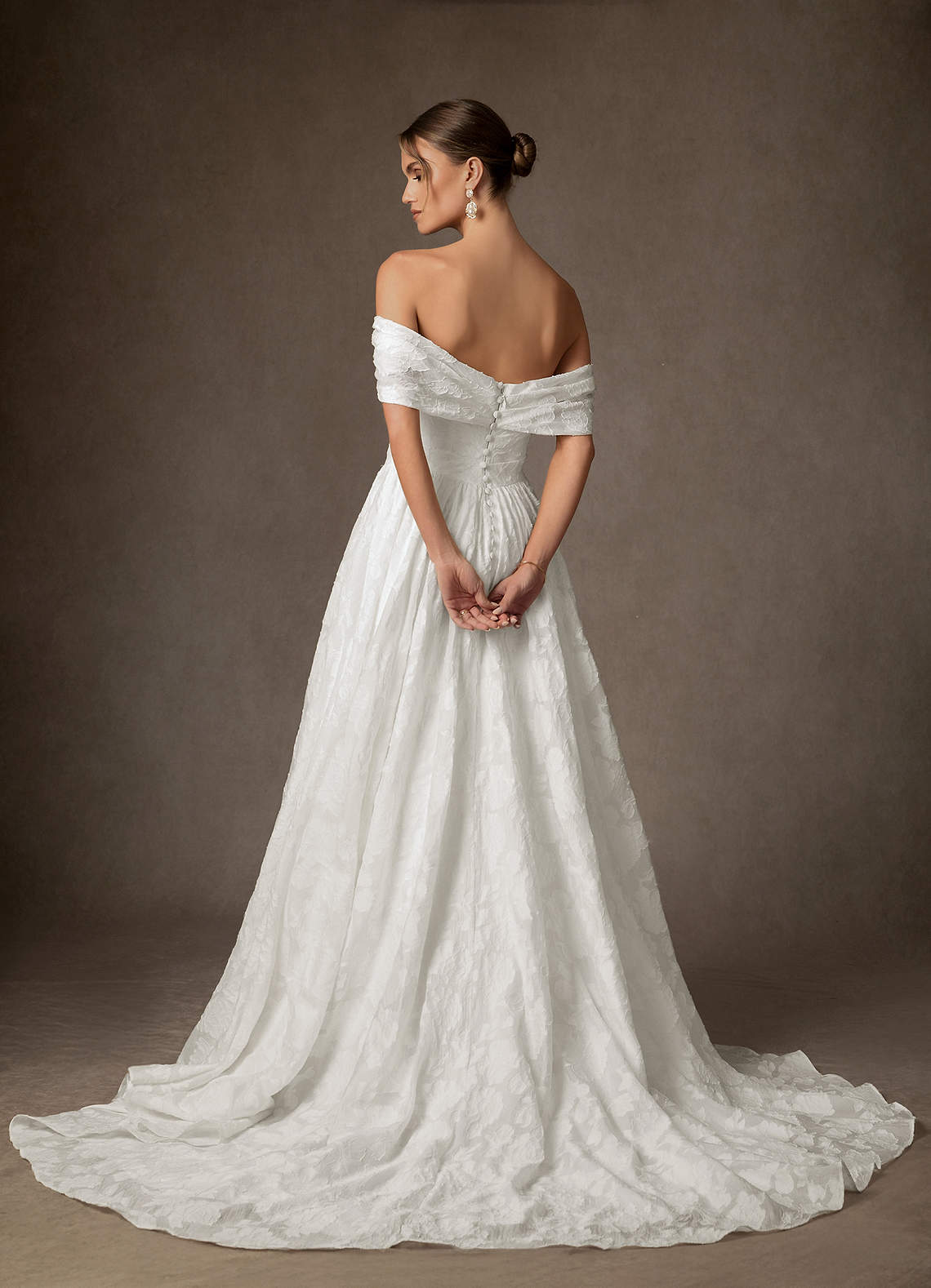 Azazie Carmine Robes de mariée Robe Trapèze en Jacquard Floral Épaule décolletée Blanc De Diamant image1