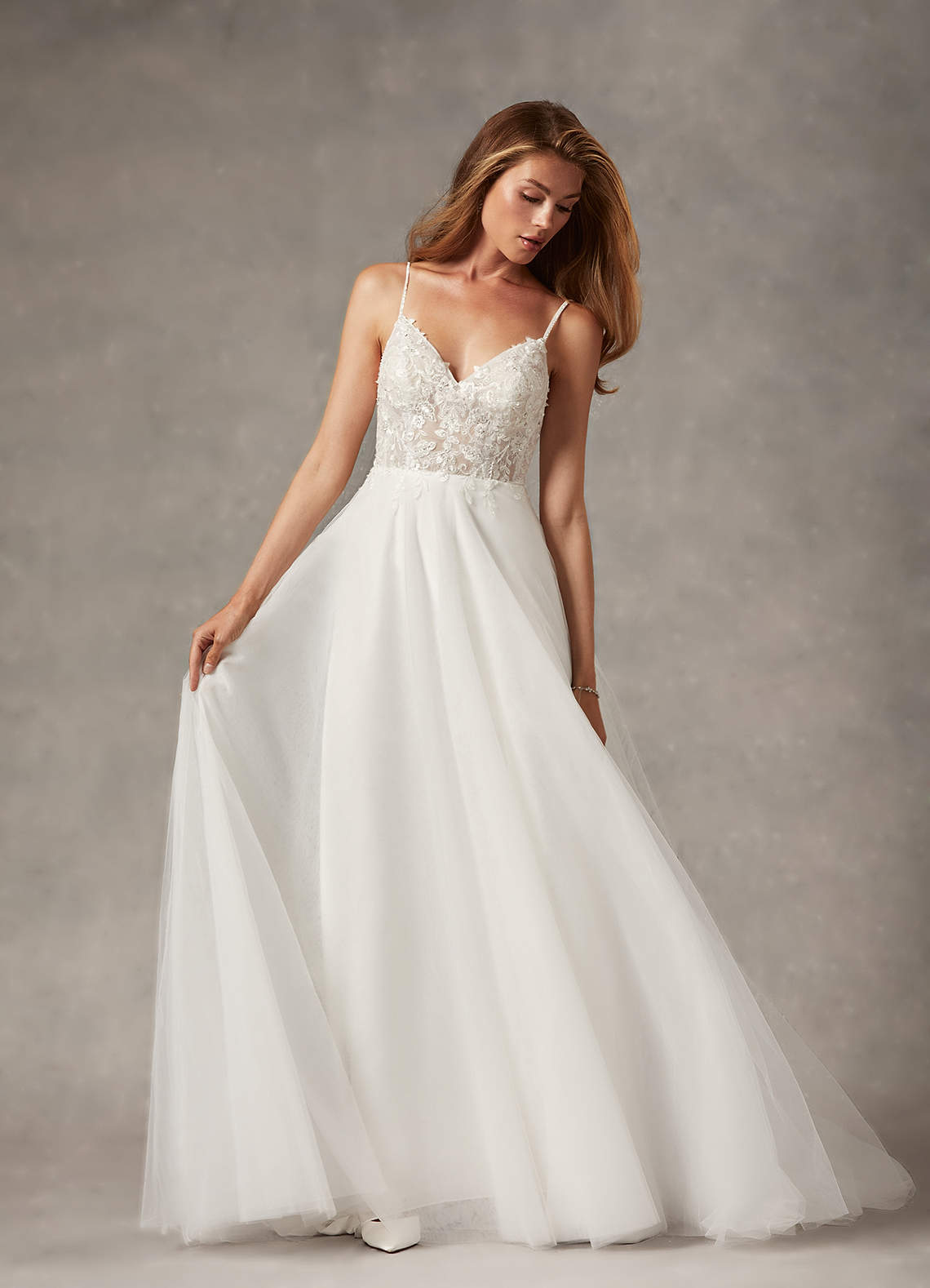Azazie Tatiana Vestidos de novia Vestido de Diamante Blanco de Tul de Corte en A con Lentejuelas cuello pico image2