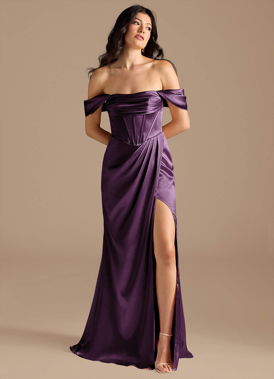 Azazie Lynden Vestidos de damas de honor Vestido de Ciruela de Satén Metálico de Corte Recto Convertible con Vestidos sin tirantes image1
