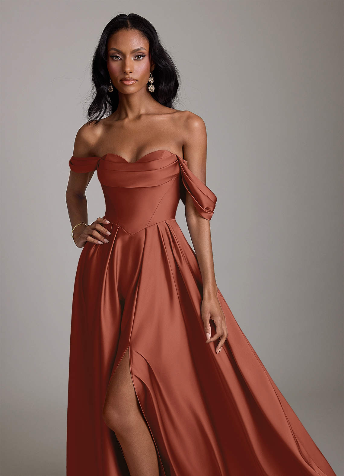 Azazie Loisa Abiti da Damigella Abito A-Line in Raso Elasticizzato a Spalla Scoperta Auburn image4