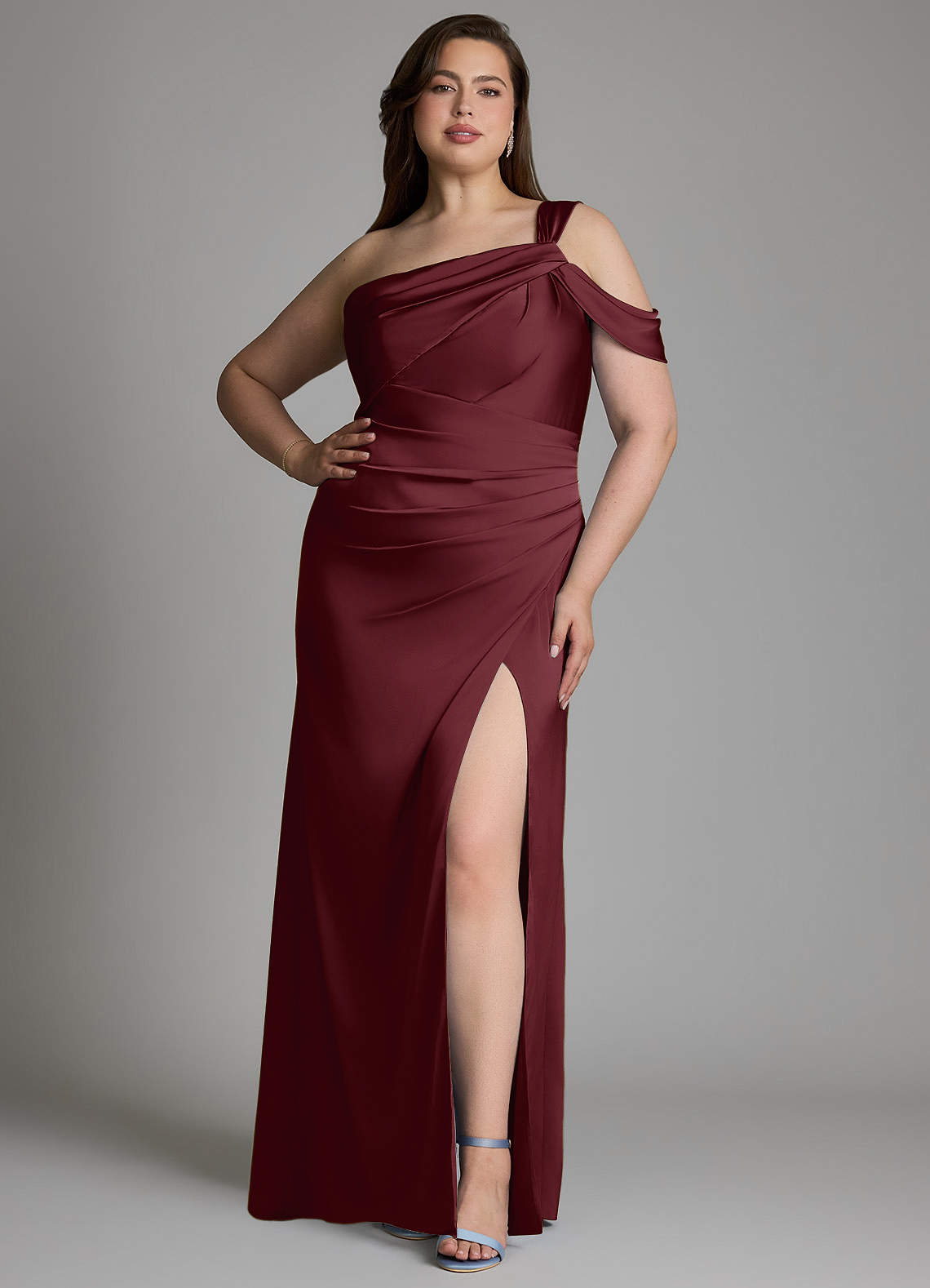 Azazie Wynter Vestidos de damas de honor Vestido Cabernet de Satén Elástico de Corte Recto con Un hombro image1