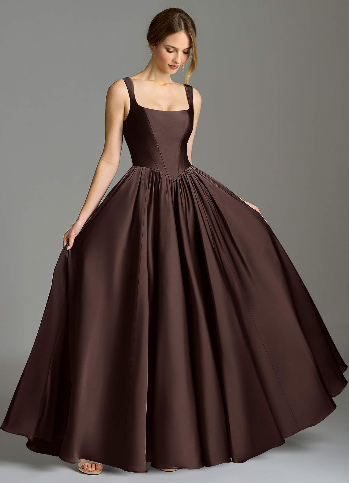 Azazie Verina Robes de demoiselle d'honneur Robe Trapèze en Satin extensible Plissée Ganache image4