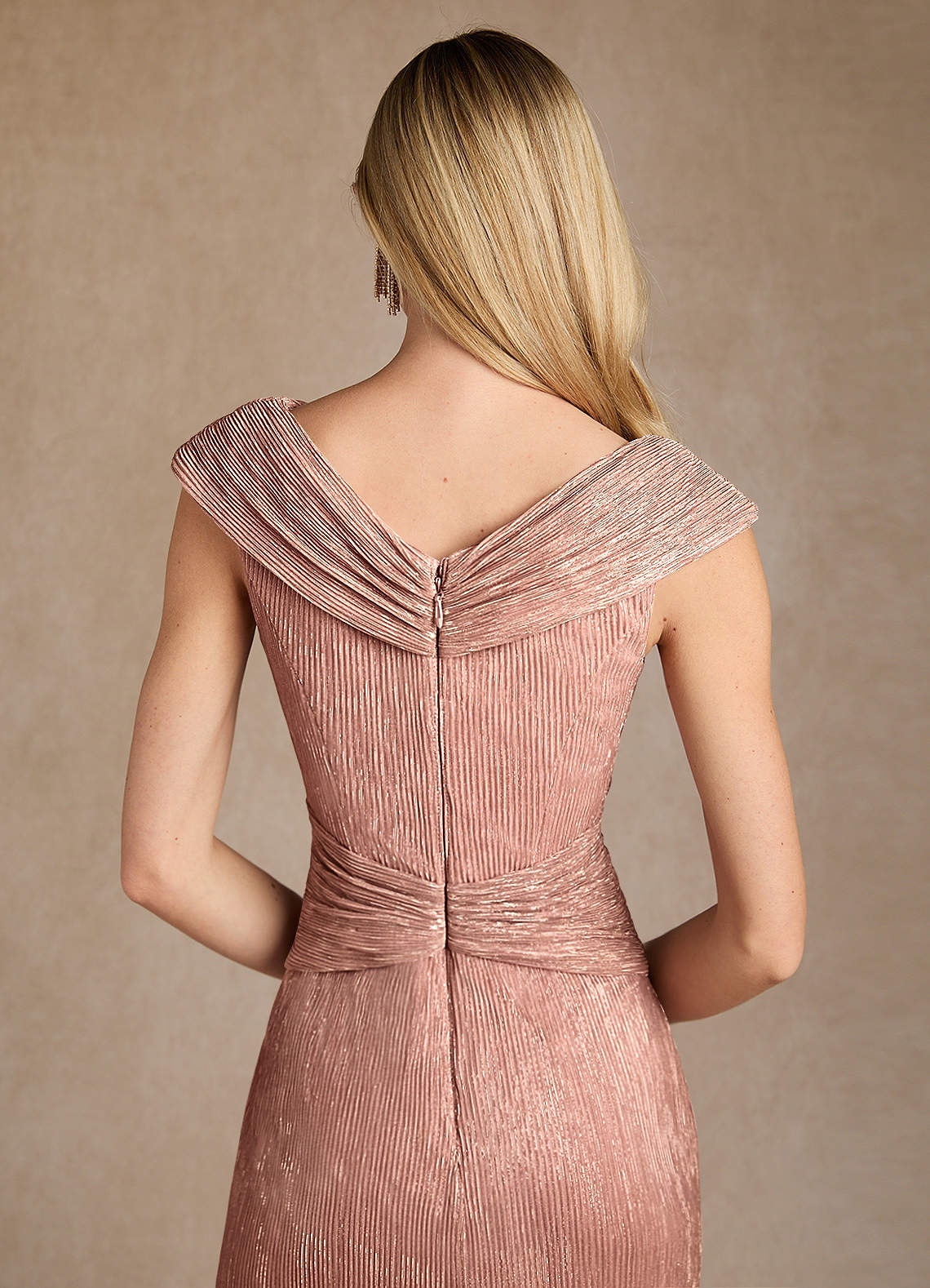 Azazie Warren Vestidos para mãe da noiva Vestido Rosa Ouro de Malha Metálica de Linha A com Plissado image7