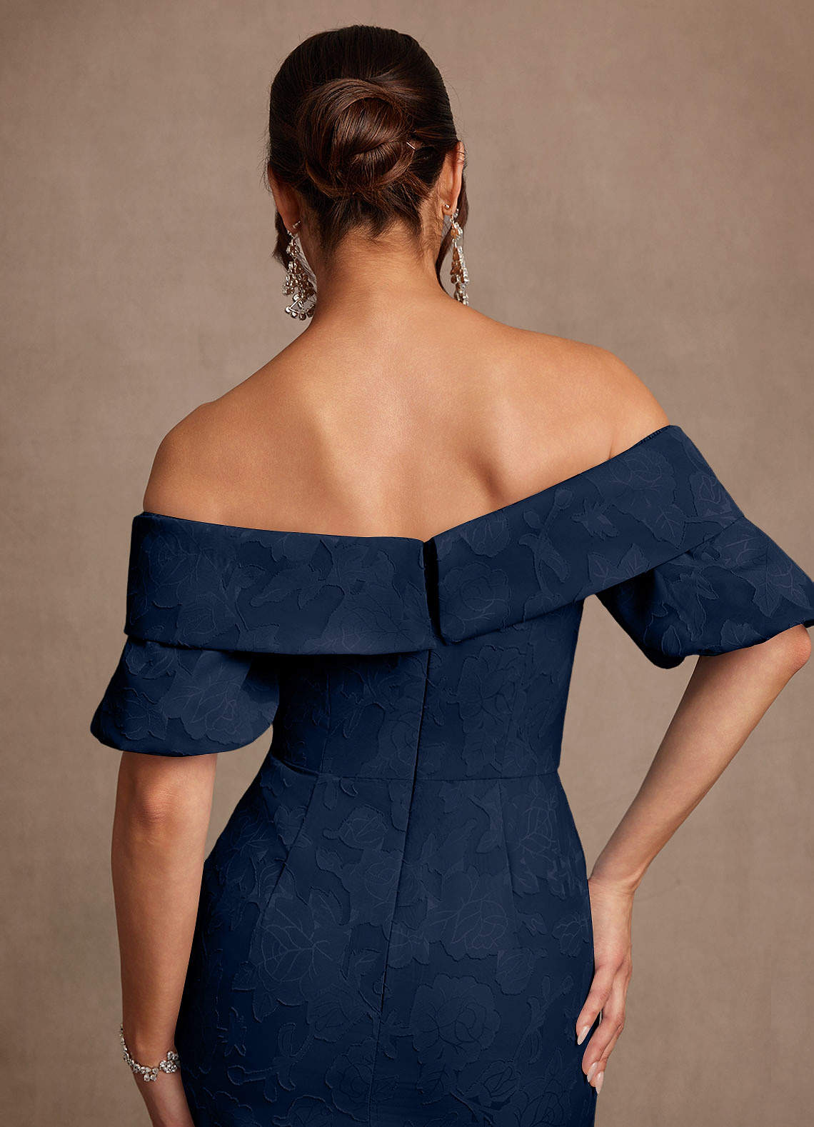 Azazie Golda Mère de la mariée Robes Robe Fourreau en Blumen-Burnout Épaule décolletée Bleu Marine Foncé image5