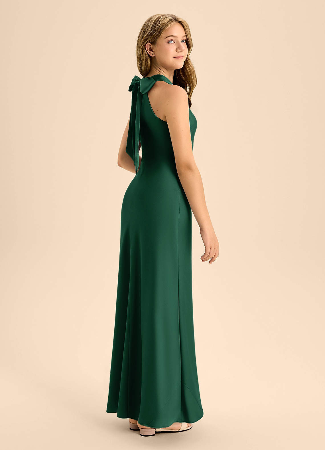Azazie Doretta Junior Vestido de Verde Oscuro de Satén Elástico de Corte En A con Plisado image1