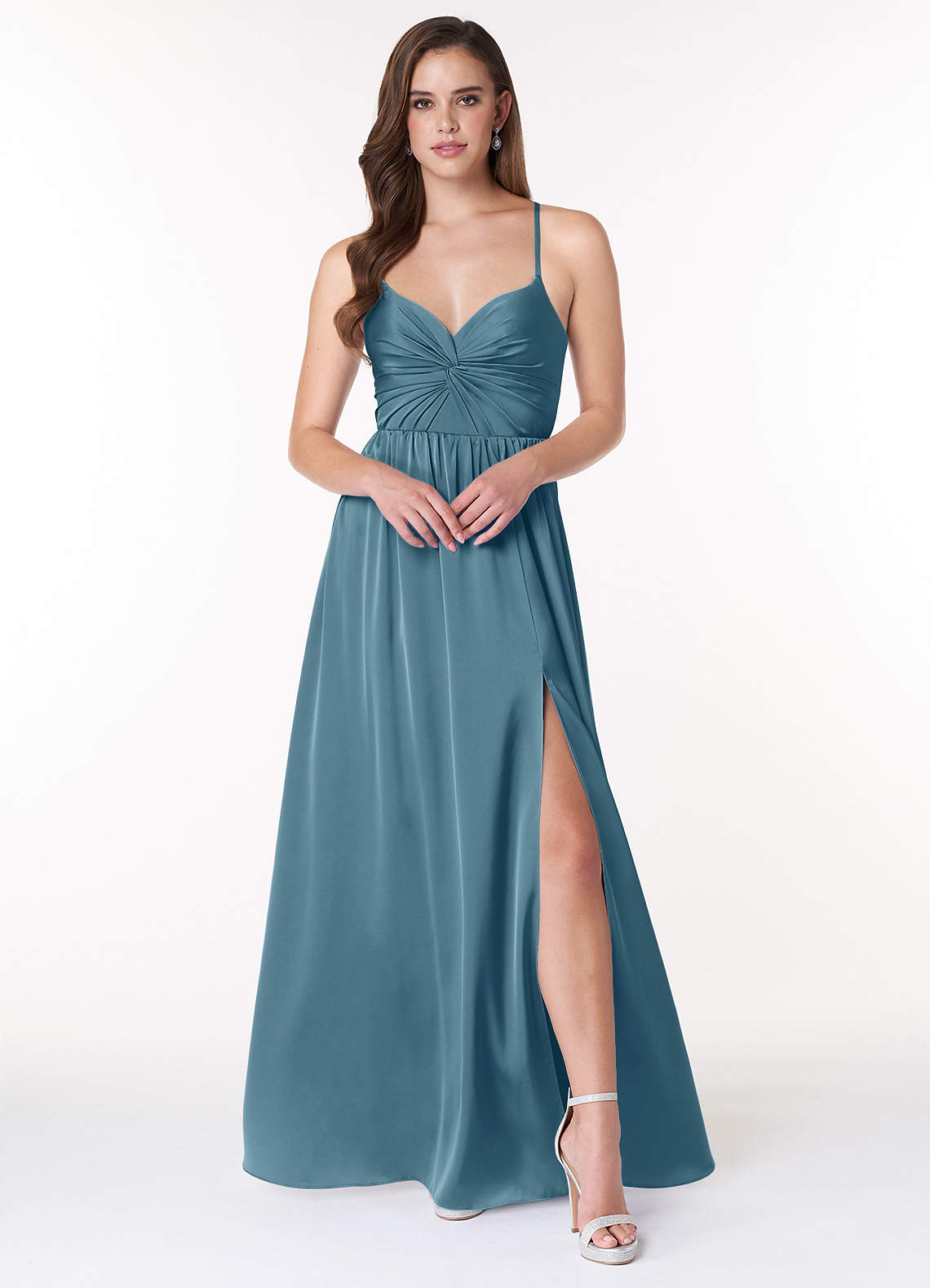 Azazie Raya Vestidos de damas de honor Vestido de Bermudas de Satén Elástico de Corte en A con Cuello en V Plisado image1