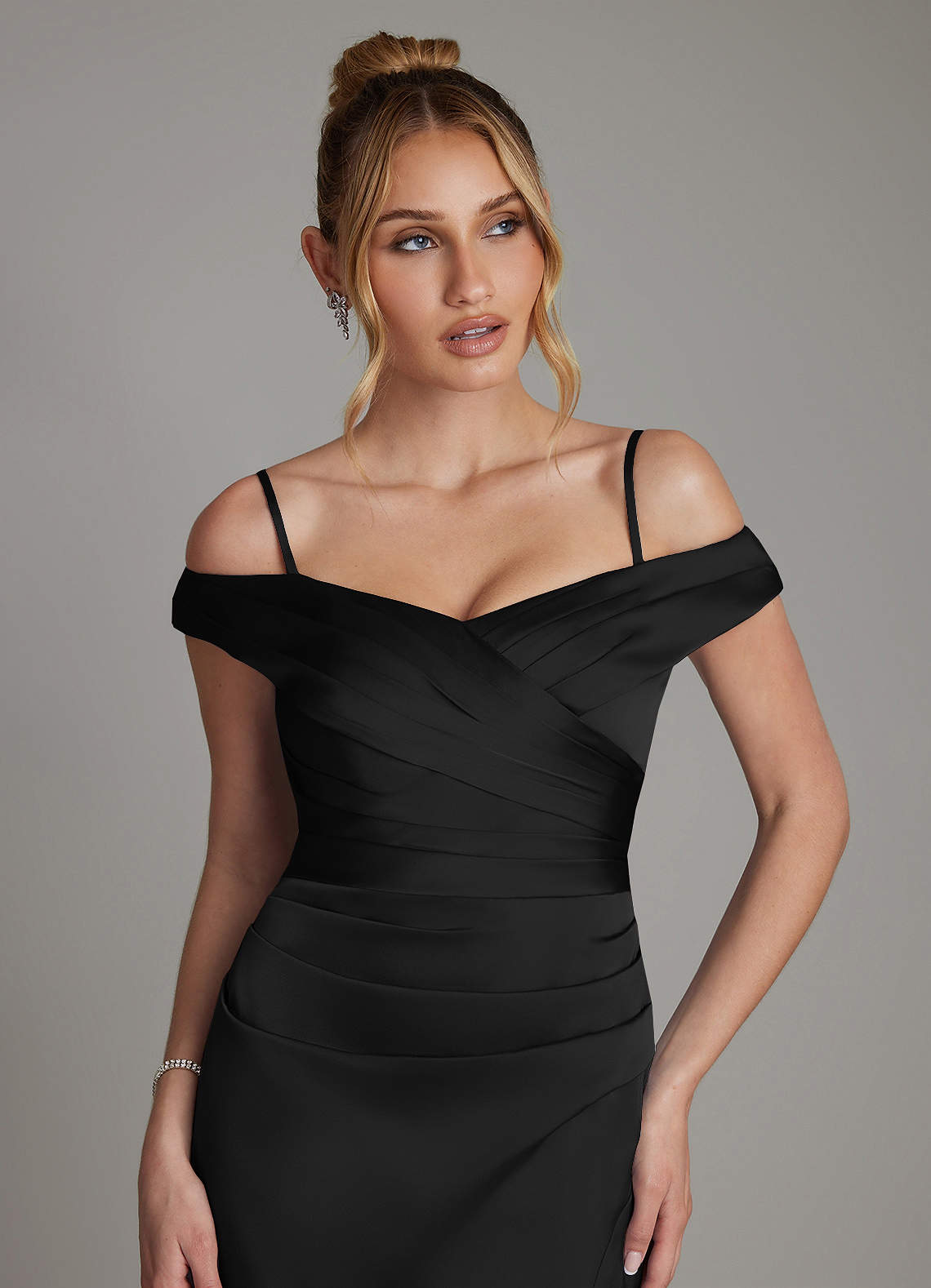 Azazie Teyana Vestidos de madrinha de casamento Vestido Preto de Cetim elástico de Bainha com Fora do ombro image2