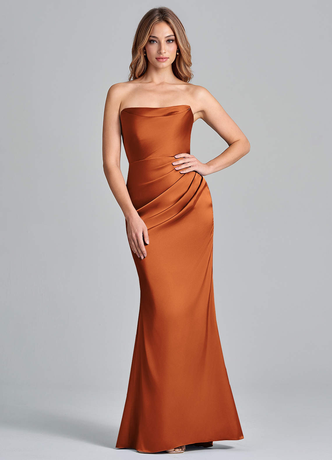 Azazie Olea 신부 들러리 드레스 인어 스트랩리스 스트레치 새틴 바닥 길이 드레스 image1