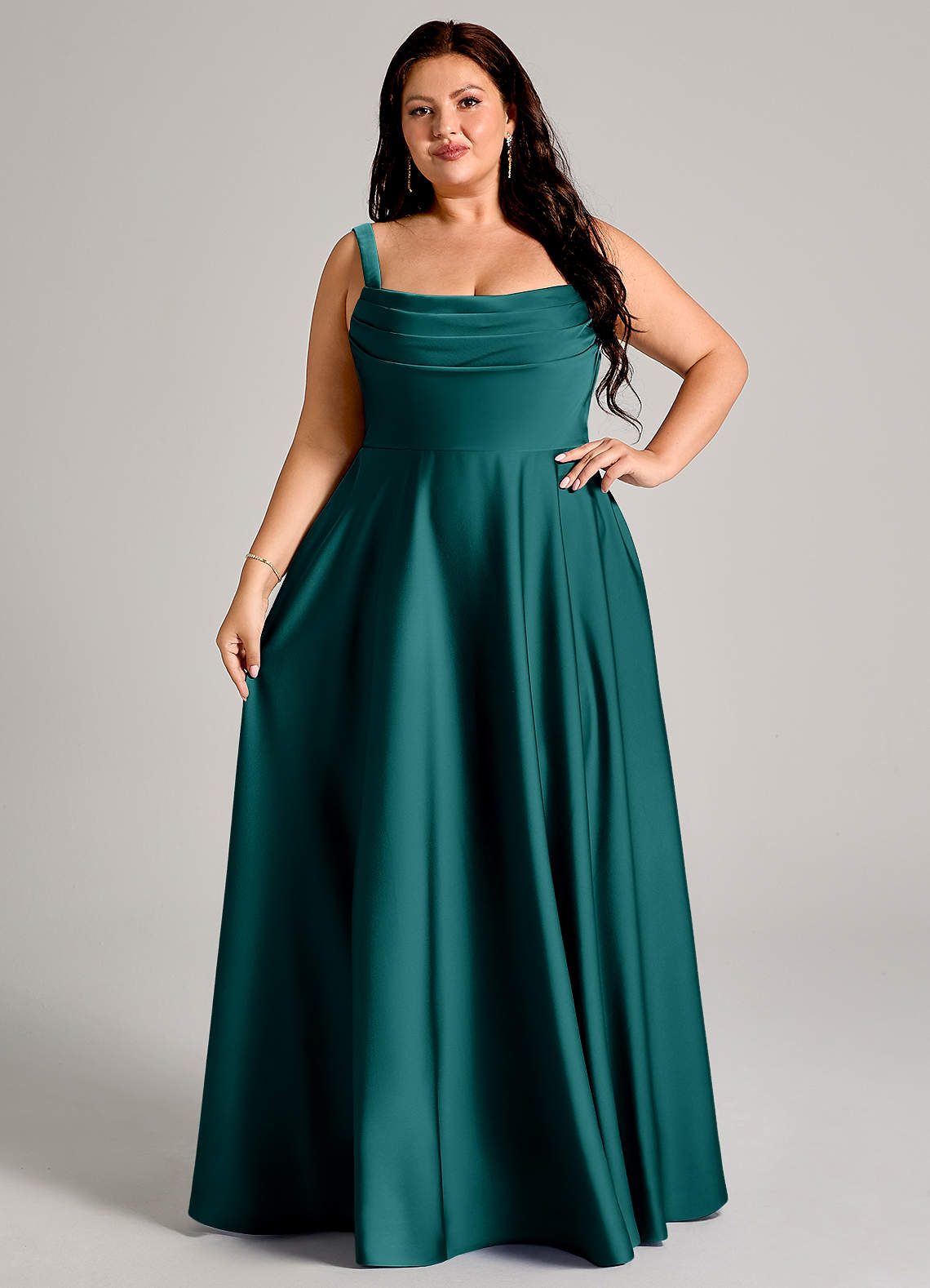 Azazie Shaude Robes de demoiselle d'honneur Robe Trapèze en Satin extensible Plissée Paon image11