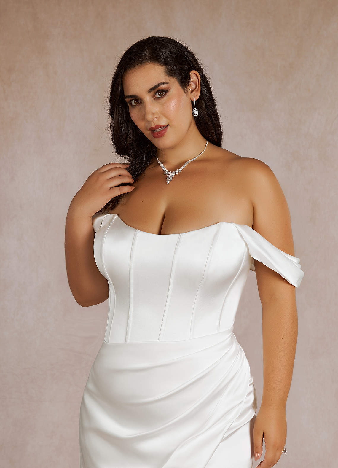 Azazie Aurelie Vestidos de novia Vestido de Diamante Blanco de Satén Elástico de Corte Sirena con Vestidos sin tirantes image9