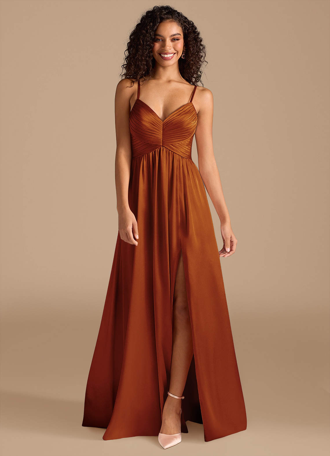 Azazie Alia Essayer des robes à la maison Robe Trapèze en Satiné métallisé Plissée Auburn image7