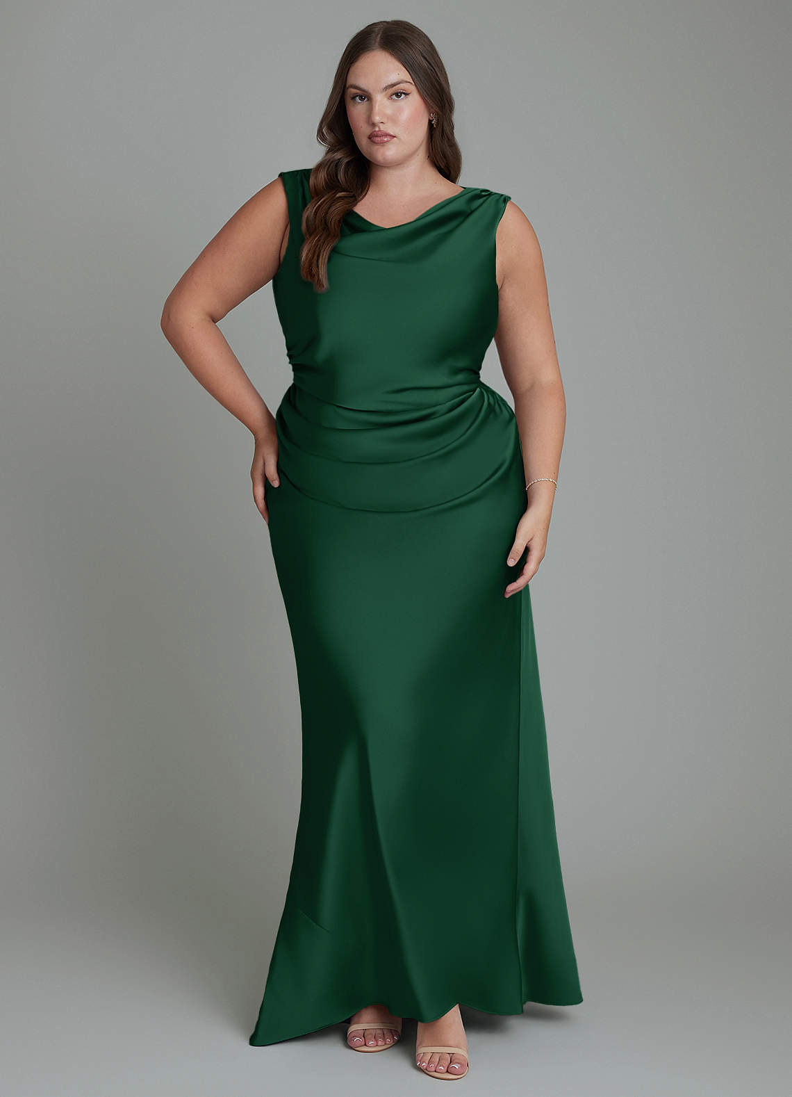 Azazie Kieryn Vestidos de damas de honor Vestido Verde Oscuro de Satén Elástico de Corte Sirena con Plisado image1