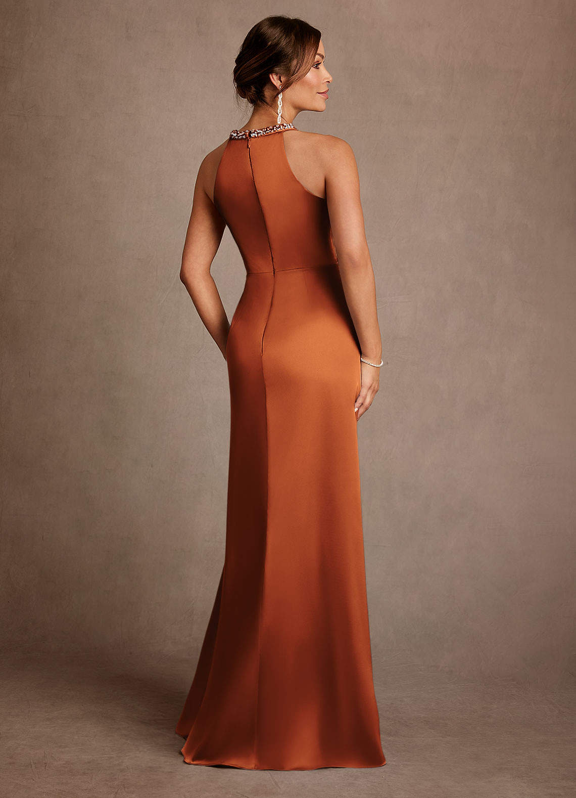 Azazie Lawrence Vestidos para mãe da noiva Vestido Canela de Cetim elástico de Linha A com Plissado image2