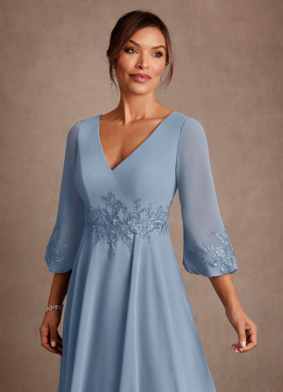Azazie Ana Vestidos para mãe da noiva Vestido Azul Empoeirado de Chiffon de Linha A com Renda image4