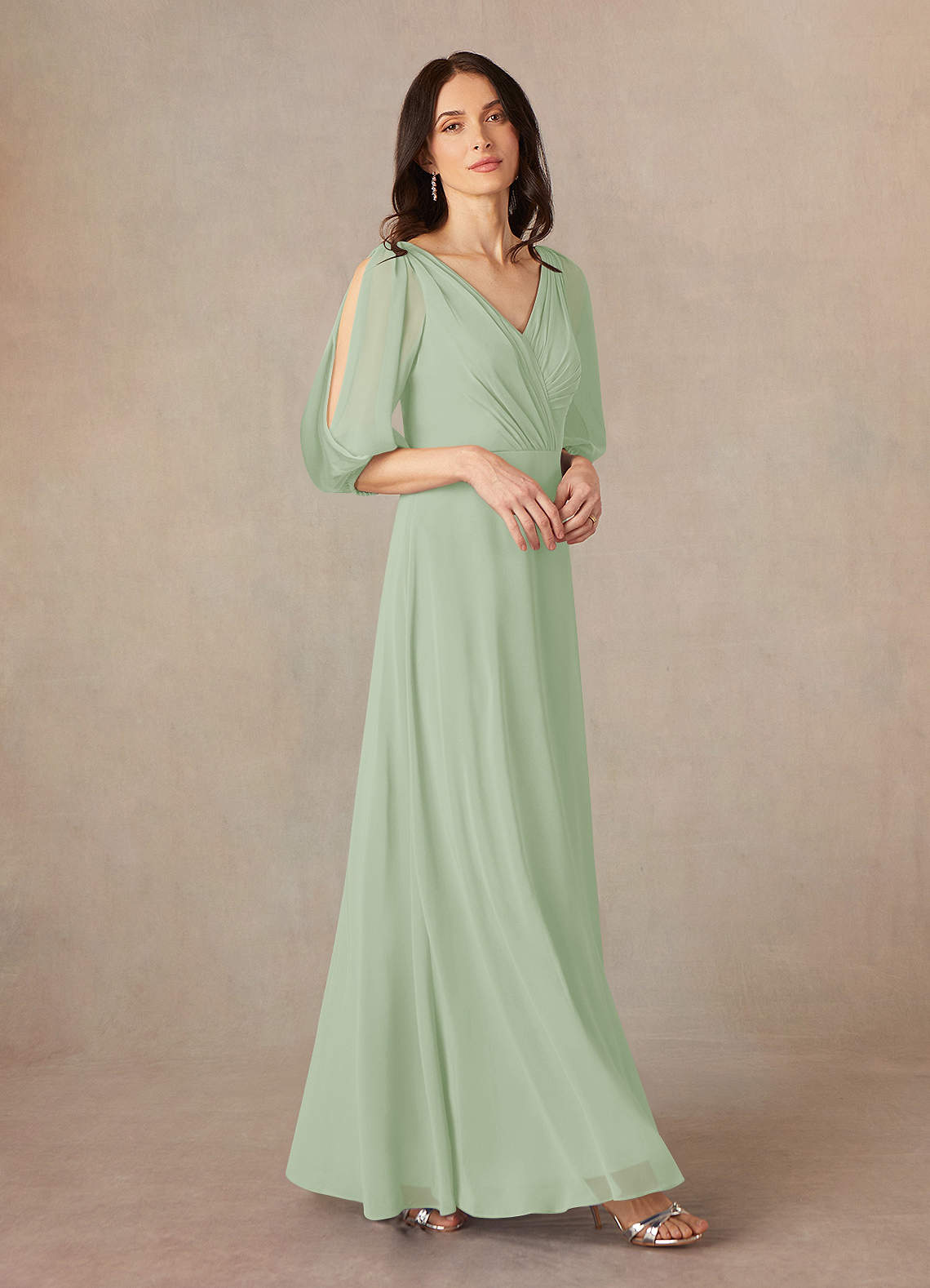 Azazie Bronwyn vestidos de madre de la novia Vestido de Salvia Polvorienta de Gasa de Corte En A con Cuello de pico fruncido image1