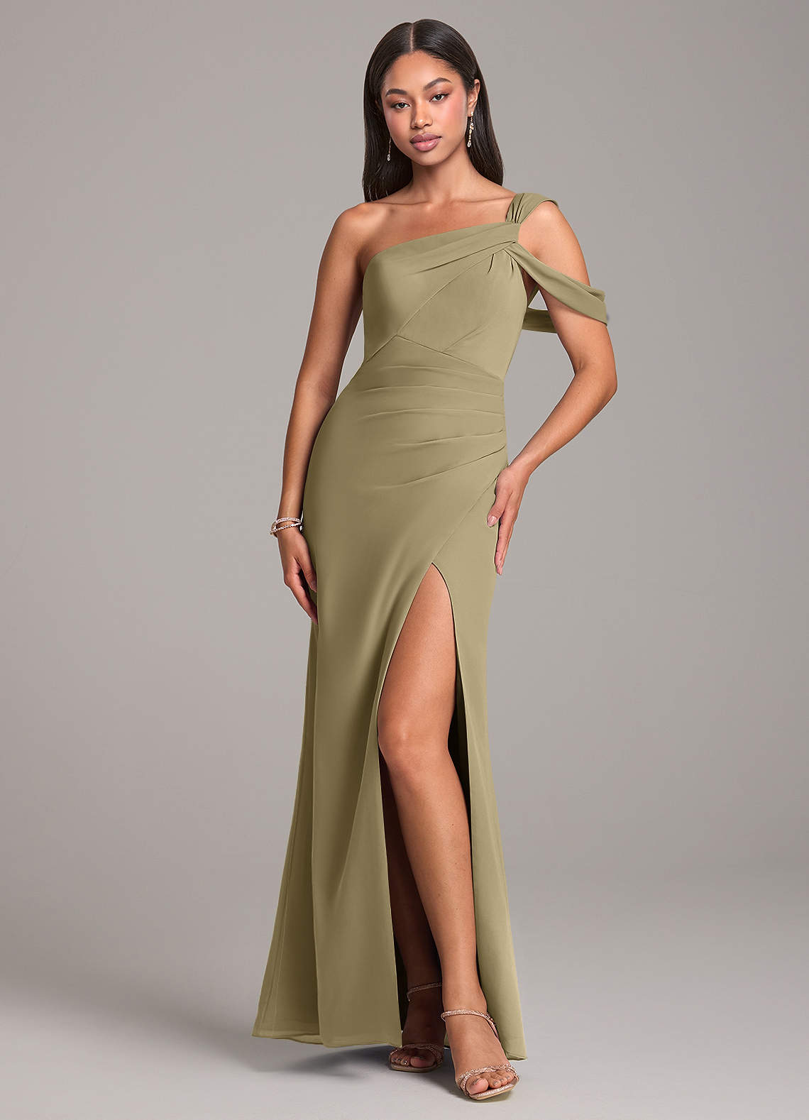 Azazie Wynter Abiti da Damigella Abito Tubino in Chiffon a Spalla Scoperta Verde Muschio image1