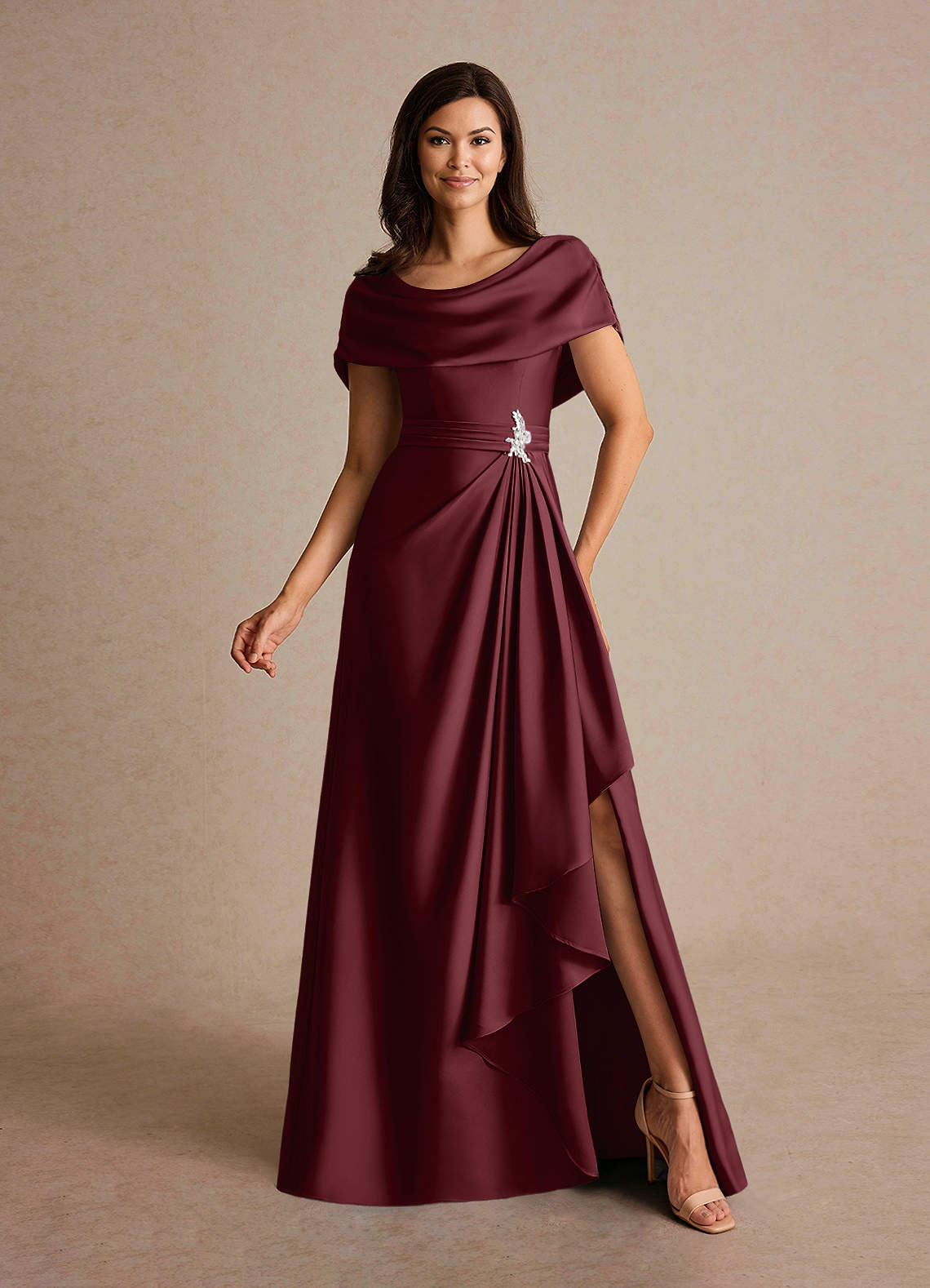 Azazie Branford Mère de la mariée Robes Robe Trapèze en Satin extensible Plissée Cabernet image1