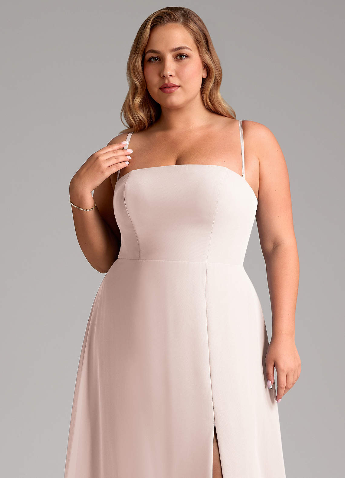 Azazie Wren Vestidos de madrinha de casamento Vestido Pétala De Rosa de Chiffon de Linha A com Fenda Lateral image10