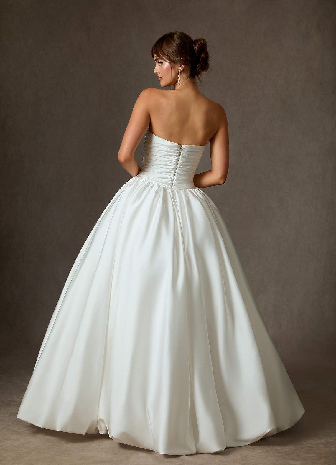 Azazie Shae Vestidos de novia Vestido de Diamante Blanco de Satén Elástico de Corte Princesa con Sin tirantes image3