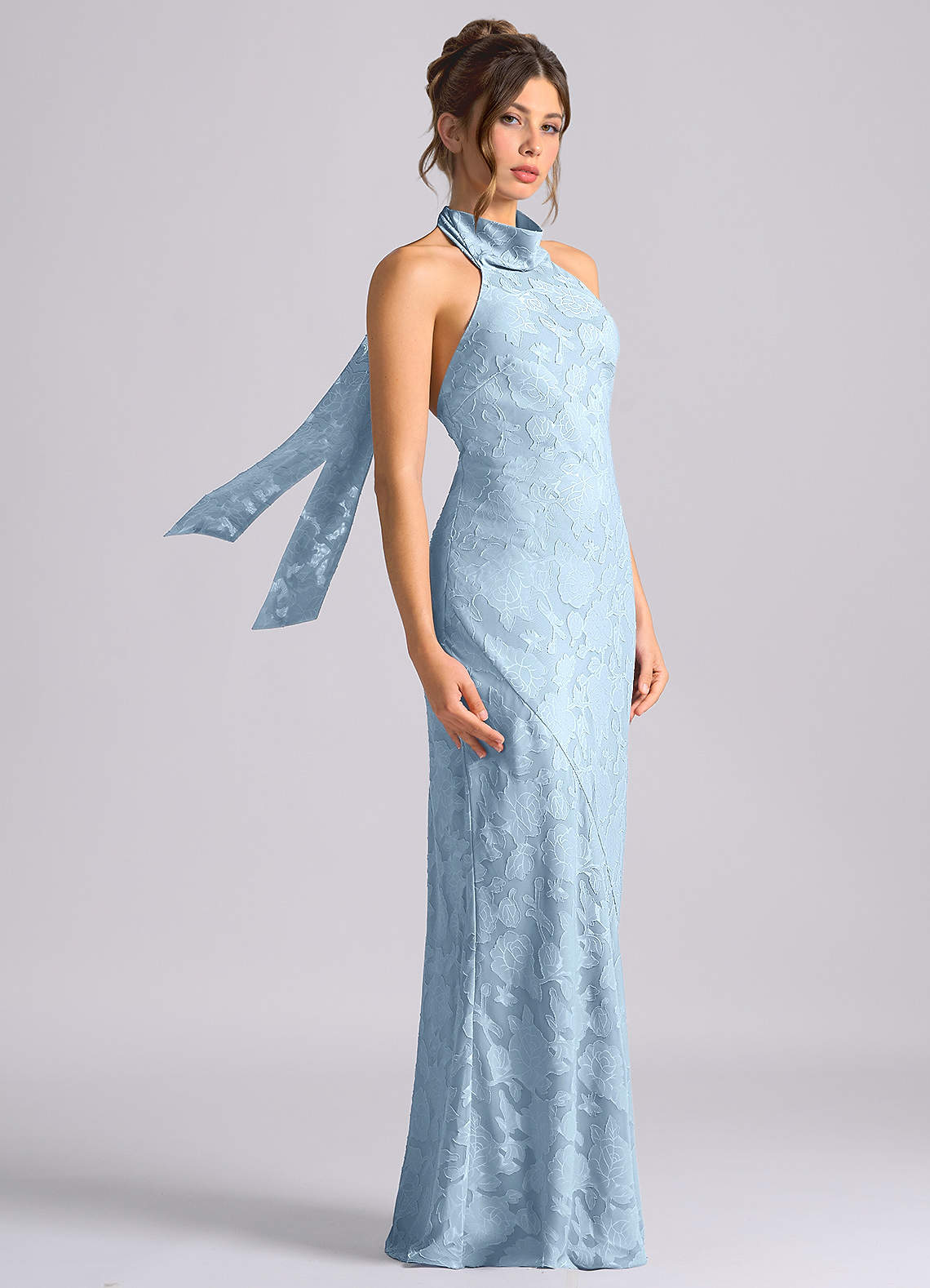 Azazie Velli Vestidos de damas de honor Vestido de Azul Cielo de Devorado Floral de Corte Sirena con Cuello Alto image3