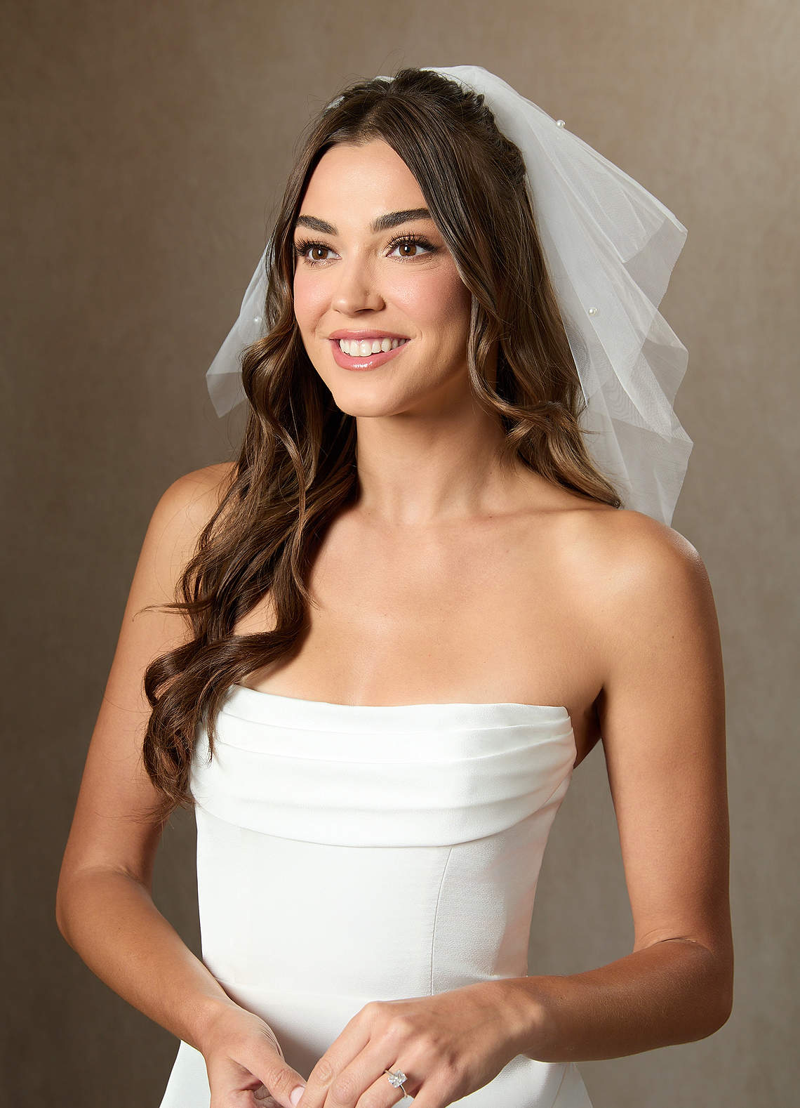 front Véu em camadas com pérolas espalhadas na altura dos ombros