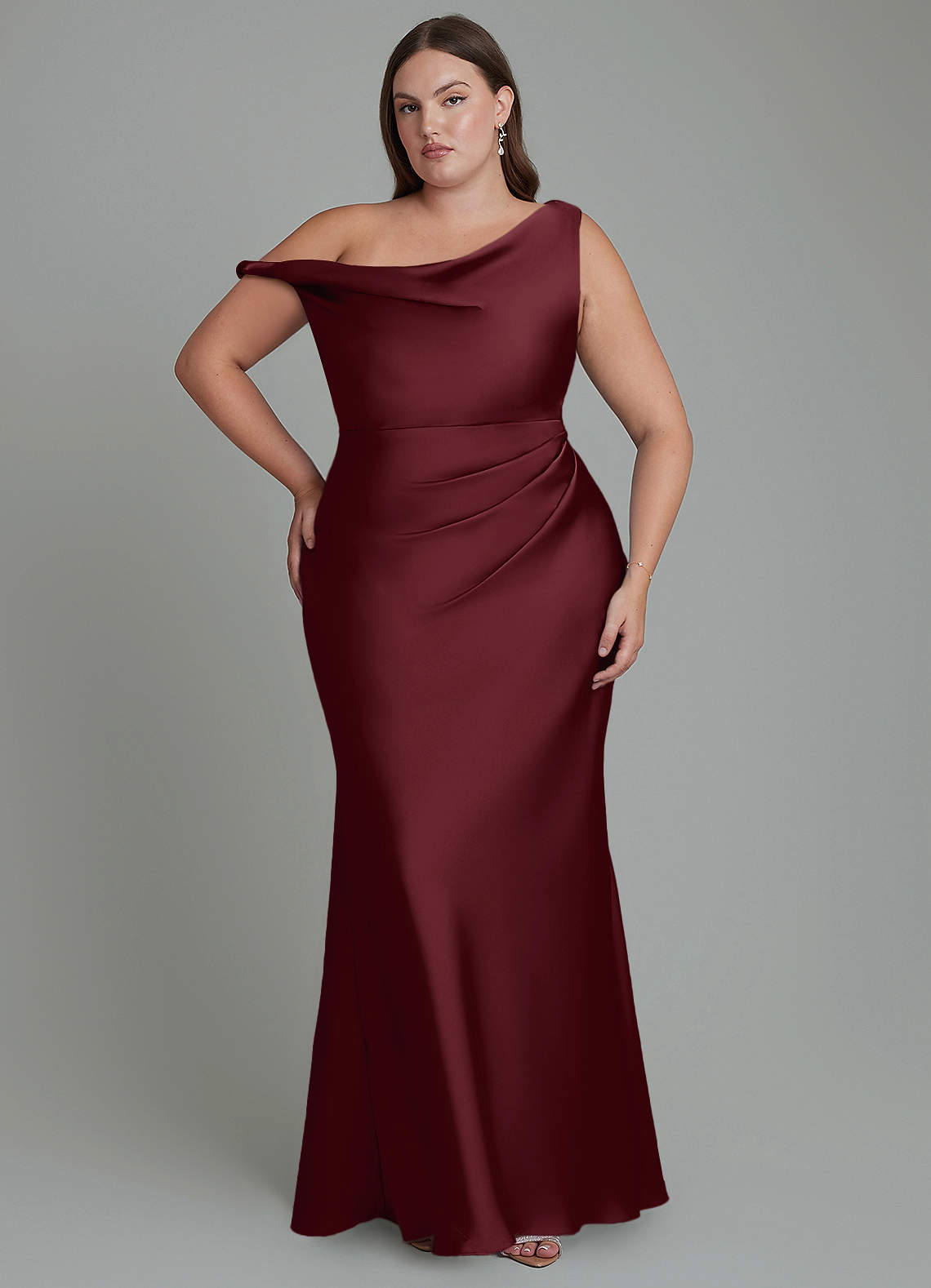 Azazie Emerson Robes de demoiselle d'honneur Robe Sirène en Satin extensible Épaules dénudées Cabernet image1
