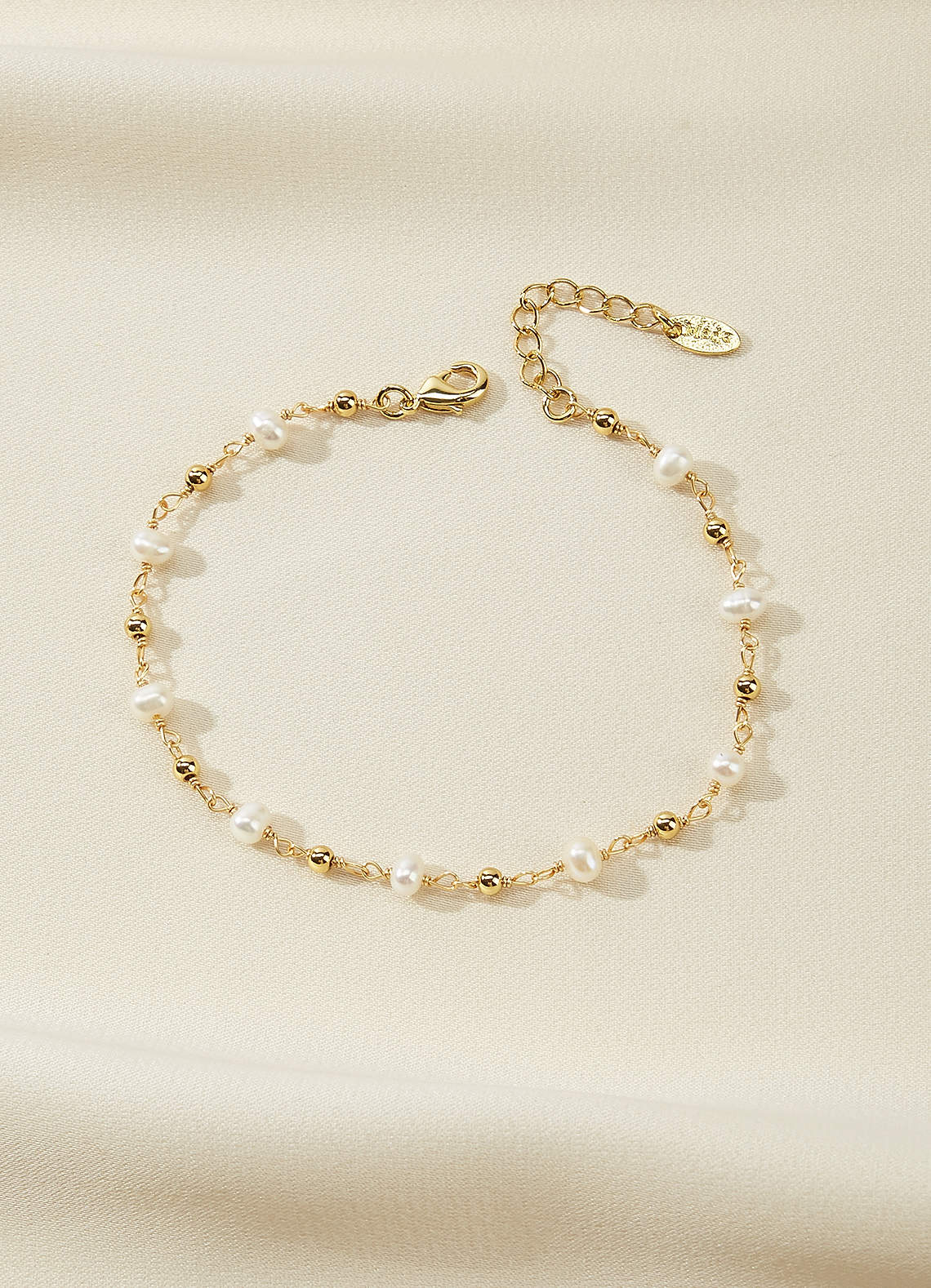 front Pulsera de perlas y cuentas doradas