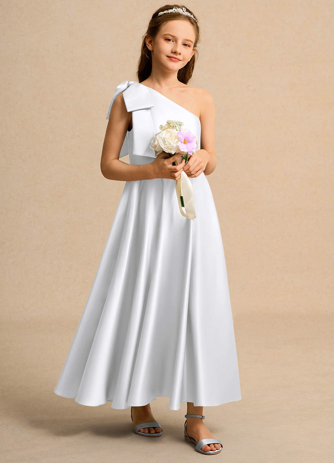 Azazie Guppy Girl vestidos de niña de las flores Vestido de Blanco de Satin Mate de Corte En A con Hombro unilateral image1