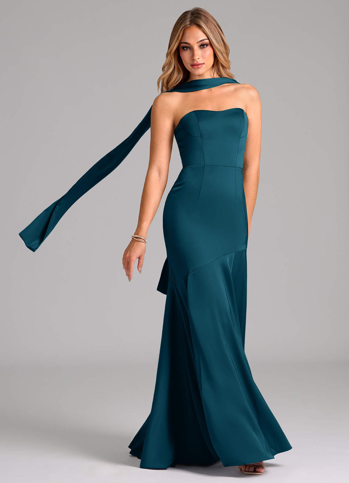 Azazie Shiloh Jurken voor bruidsmeisjes Converteerbaar Jurk van Stretch Satijn met Zeemeermin Strapless Inkt Blauw image1