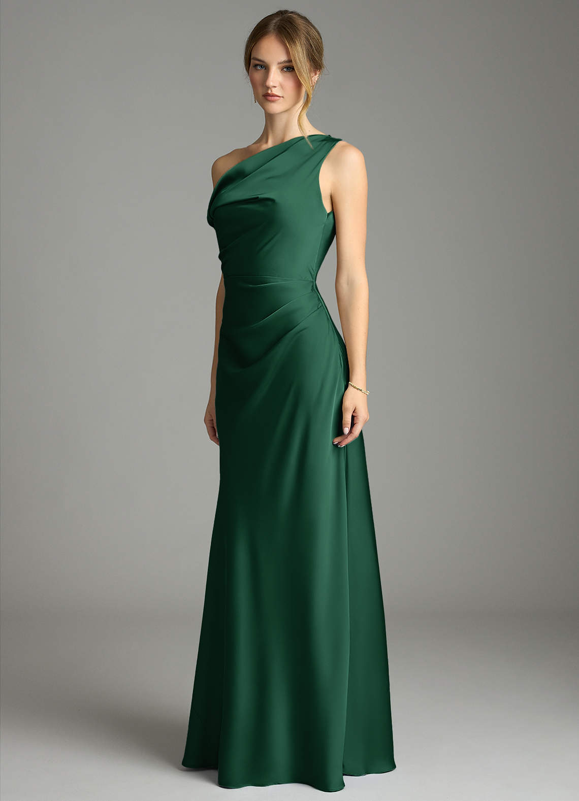 Azazie Emerson Jurken voor bruidsmeisjes Jurk van Stretch Satijn met Zeemeermin Off the Shoulder Donkergroen image1