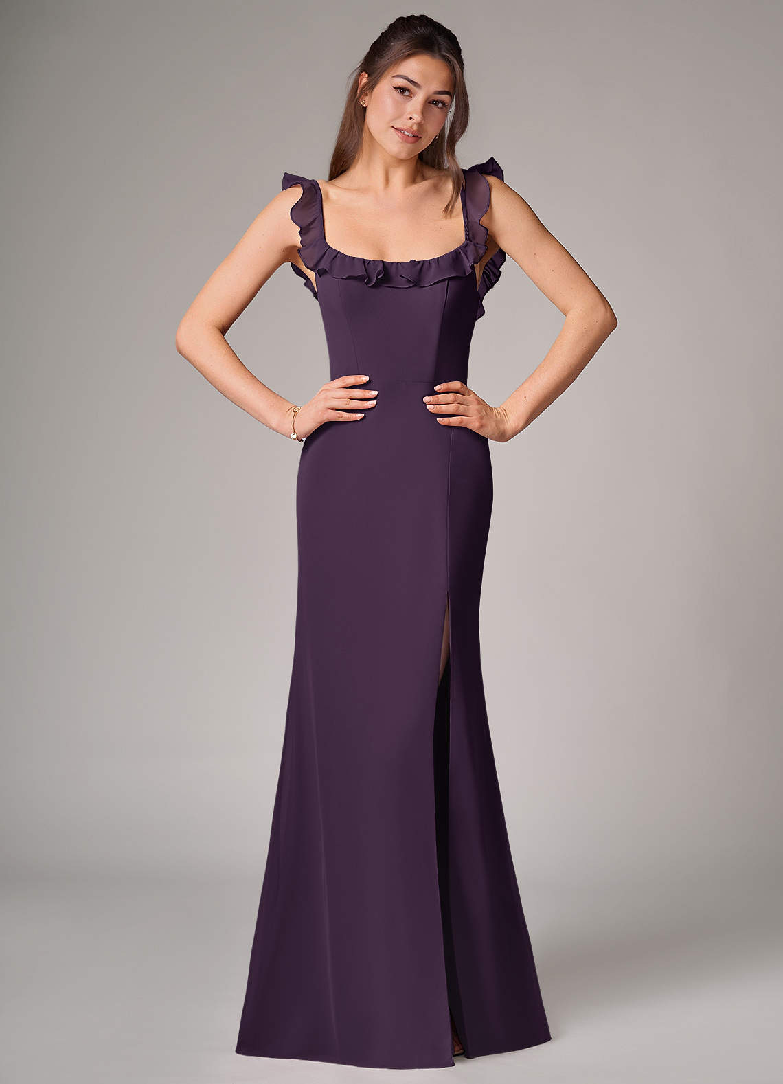 Azazie Callie Vestidos de damas de honor Vestido de Ciruela de Gasa de Corte Sirena Convertible con Corte Lateral image1