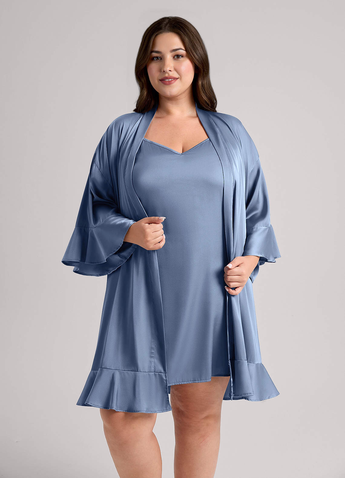 front Conjunto de robe e combinação de cetim com babados de 2 peças combinando