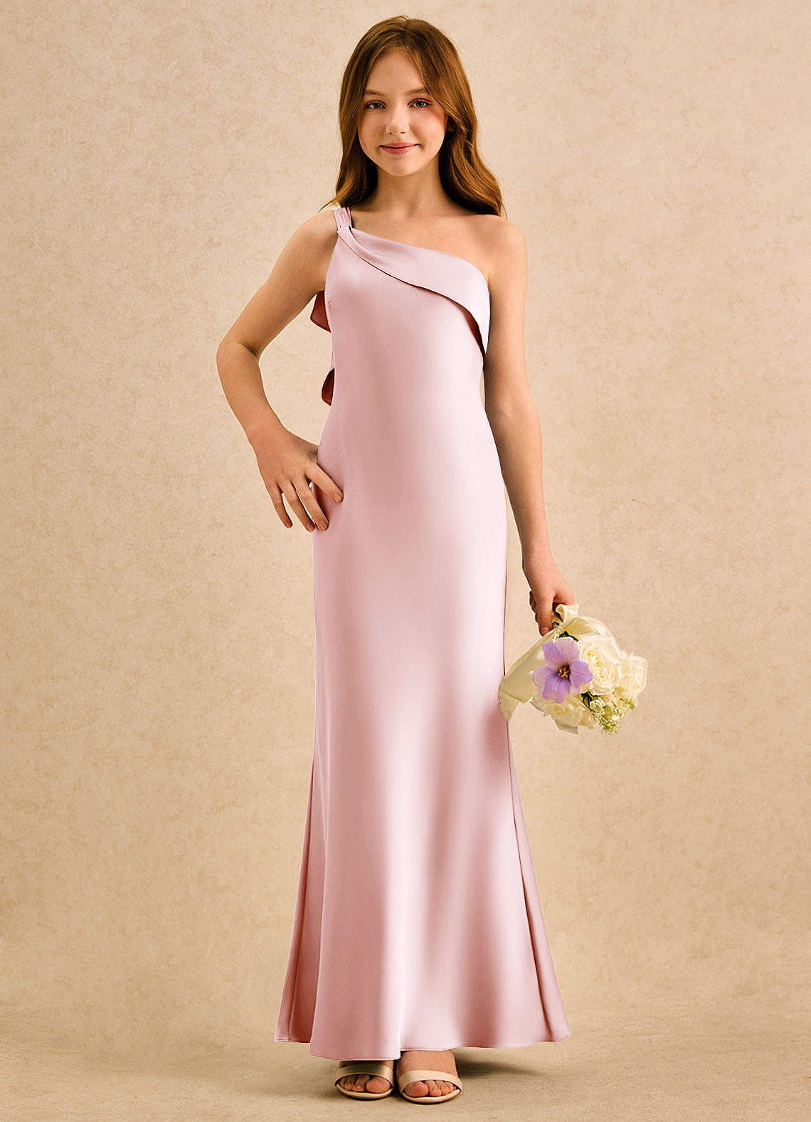 Azazie Almond Girls Formal Sukienki dla dziewczynek sypiących kwiaty Osłona Jedno ramię Satyna elastyczna Długość podłogi Sukienka image3