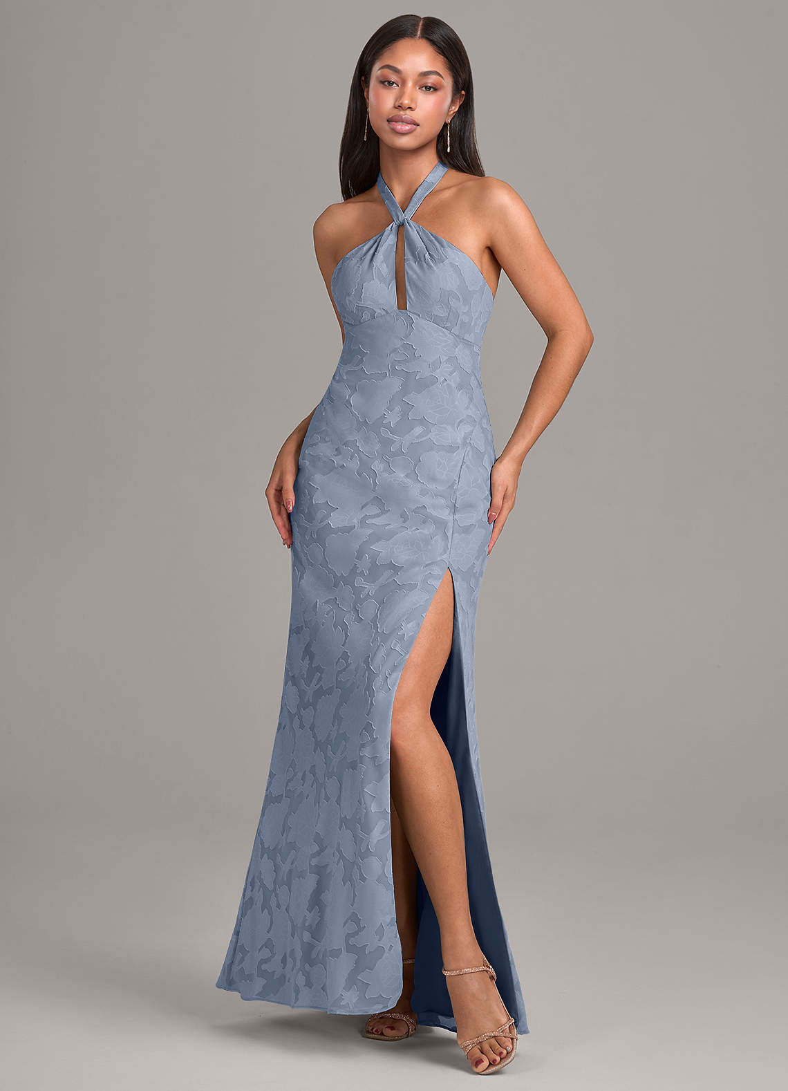 Azazie Ailany Vestidos de damas de honor Vestido de Azul Polvoriento de Devorado Floral de Corte en A con Plisado image1
