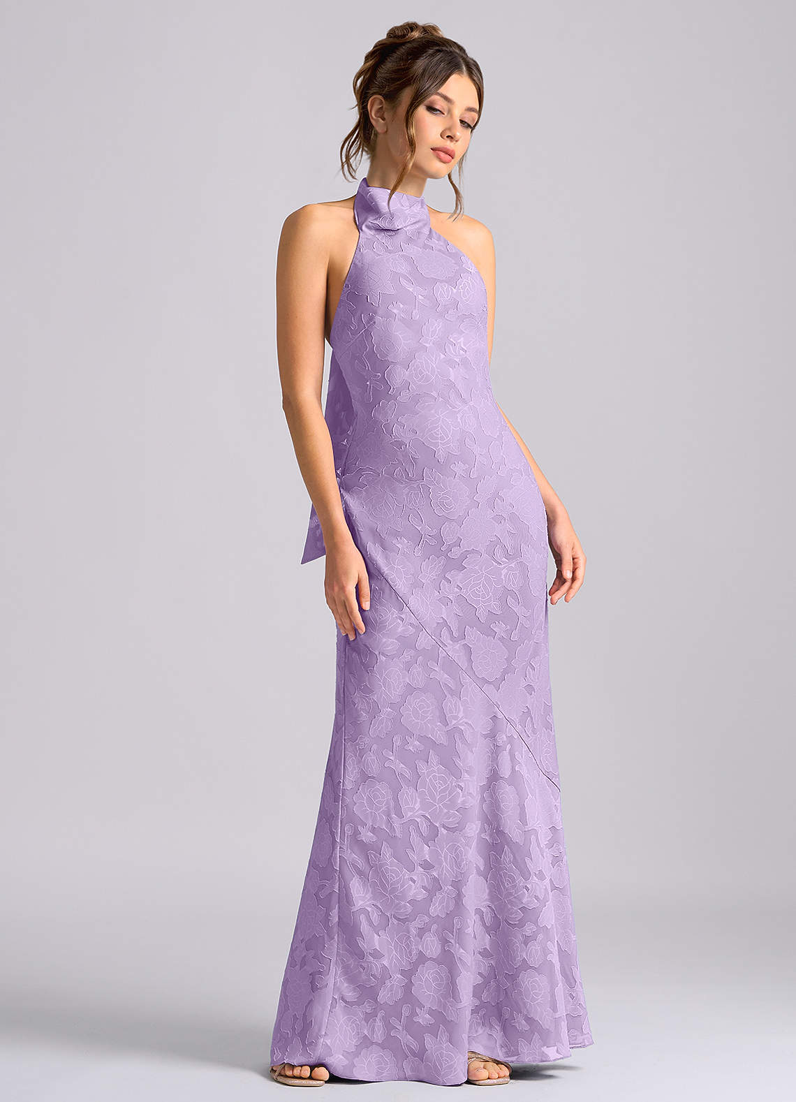 Azazie Velli Vestidos de damas de honor Vestido de Lila de Devorado Floral de Corte Sirena con Cuello Alto image4