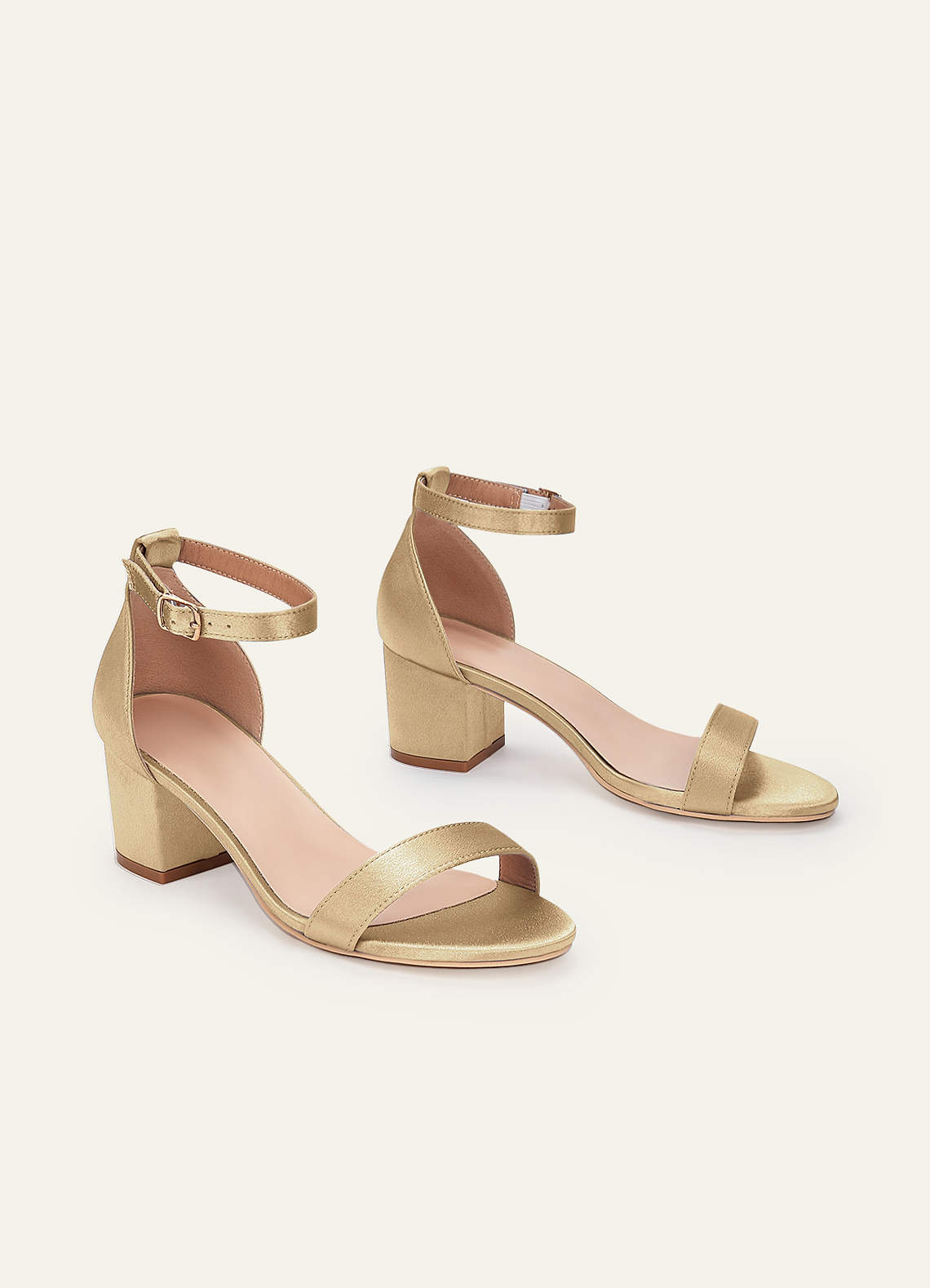 front Yhteensopivan väriset metallinhohtoiset satiinisandaalit yhdellä hihnalla, soljella ja korkokengillä