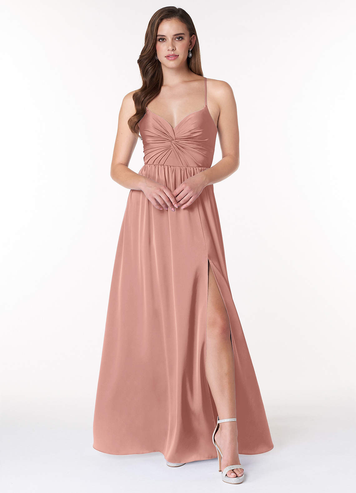 Azazie Raya Robes de demoiselle d'honneur Robe Trapèze en Satin extensible Col V plissé Rosette image1
