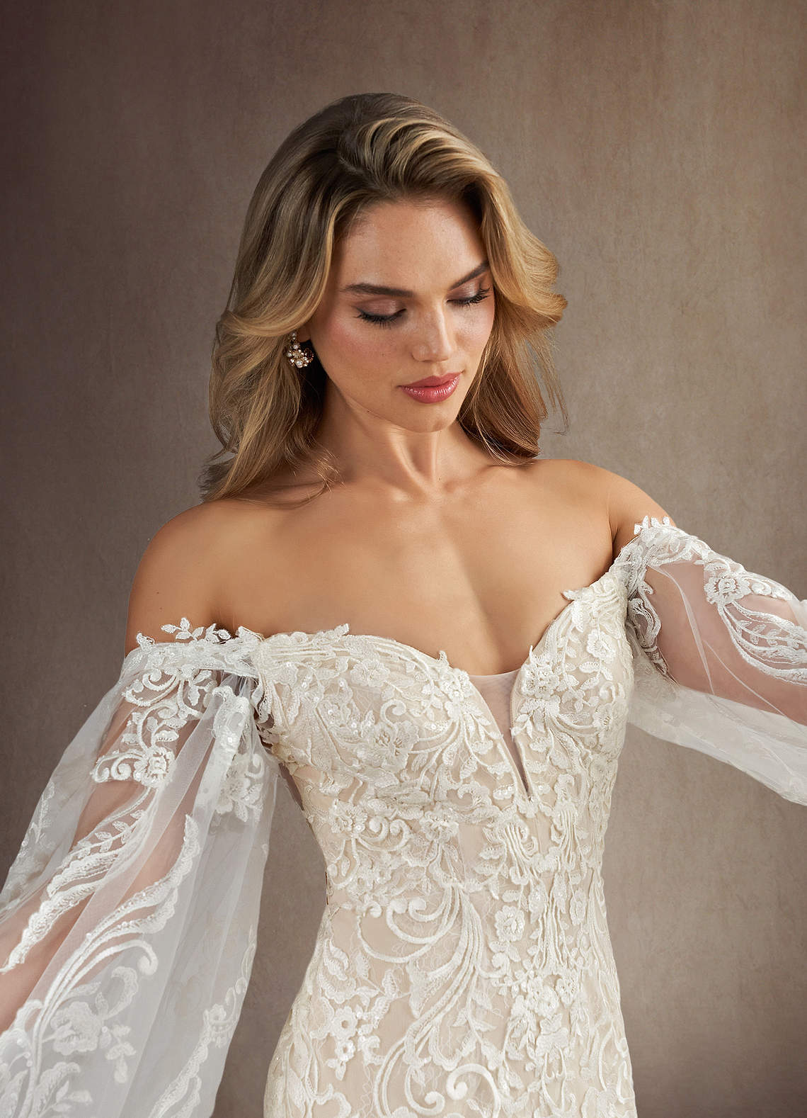 Azazie Memphis Vestidos de novia Vestido de Blanco Diamante Nude de Encaje de Corte Sirena con Lentejuelas Cuello en V image6